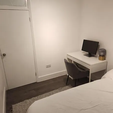 Apartmán Flat With Work Station, Monitor, Smart Tv & Netflix Londýn