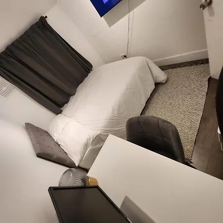 Apartmán Flat With Work Station, Monitor, Smart Tv & Netflix *