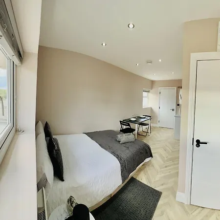 London Heathrow Airport Only 5 Mins To Airport