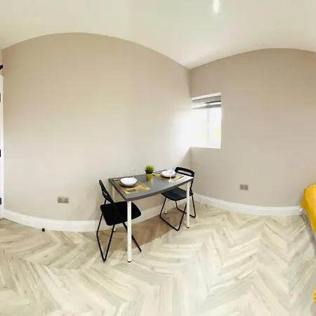 Affittacamere London Heathrow Airport Only 5 Mins To Airport *