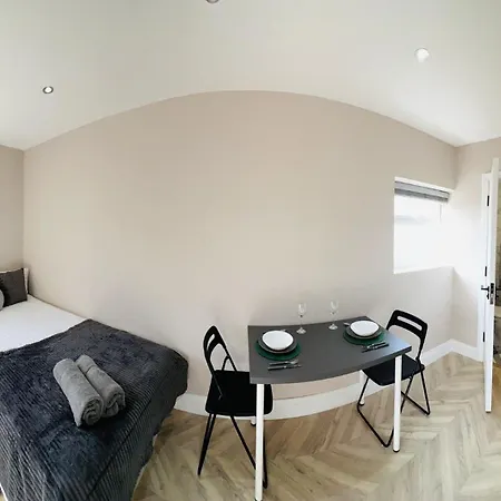 Affittacamere London Heathrow Airport Only 5 Mins To Airport *