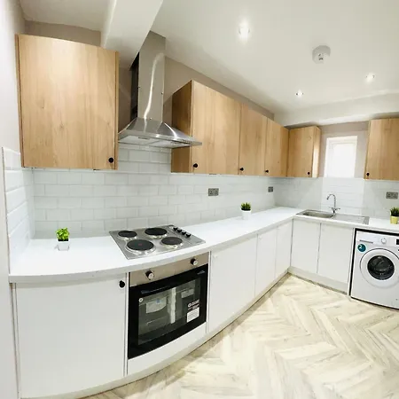 London Heathrow Airport Only 5 Mins To Airport * West Drayton (Middlesex)