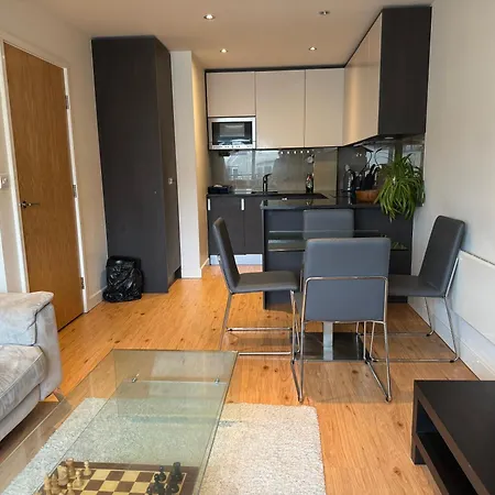 Modern Furnished 5 Min Walk To Underground Station Apartmán