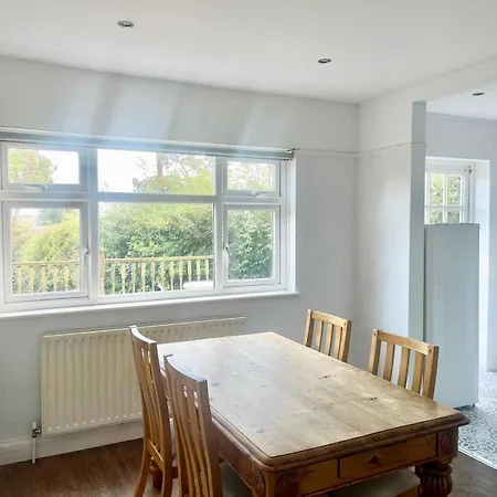 Spacious In London * Norwood