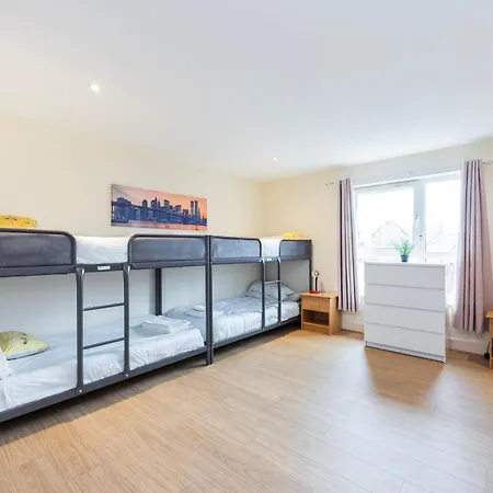 Heads On Bed -canary Wharf Docklands For The Larger Groups *