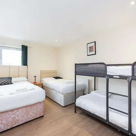 Heads On Bed -canary Wharf Docklands For The Larger Groups * London