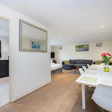 Heads On Bed -canary Wharf Docklands For The Larger Groups Apartment *