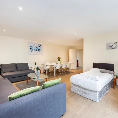 Heads On Bed -canary Wharf Docklands For The Larger Groups Apartment London