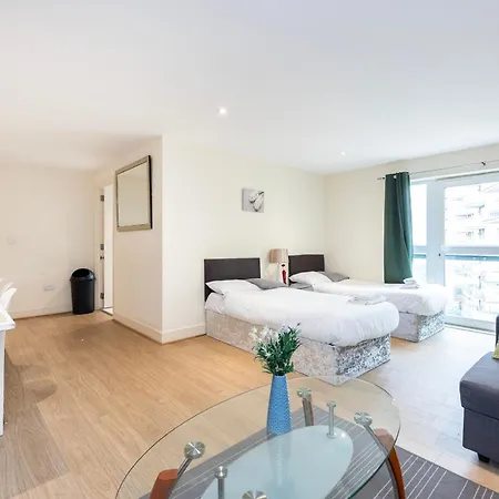 Apartment Heads On Bed -canary Wharf Docklands For The Larger Groups London