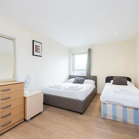 Heads On Bed -canary Wharf Docklands For The Larger Groups *