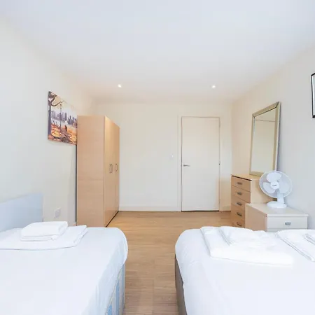 Apartment Heads On Bed -canary Wharf Docklands For The Larger Groups