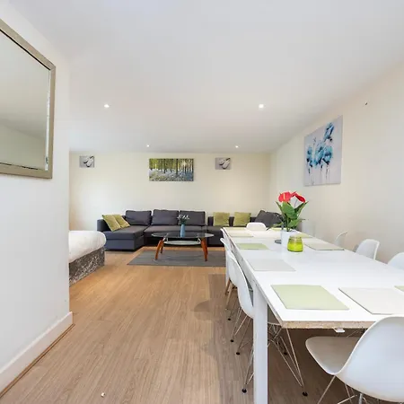 Heads On Bed -canary Wharf Docklands For The Larger Groups Apartment *