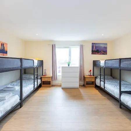 Apartment Heads On Bed -canary Wharf Docklands For The Larger Groups *