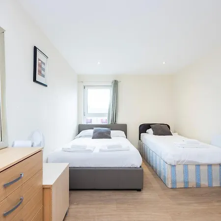 Heads On Bed -canary Wharf Docklands For The Larger Groups * London
