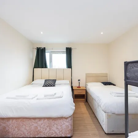 Heads On Bed -canary Wharf Docklands For The Larger Groups Apartment *