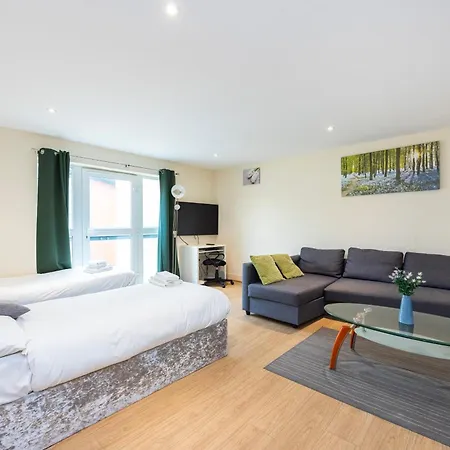 Apartment Heads On Bed -canary Wharf Docklands For The Larger Groups London