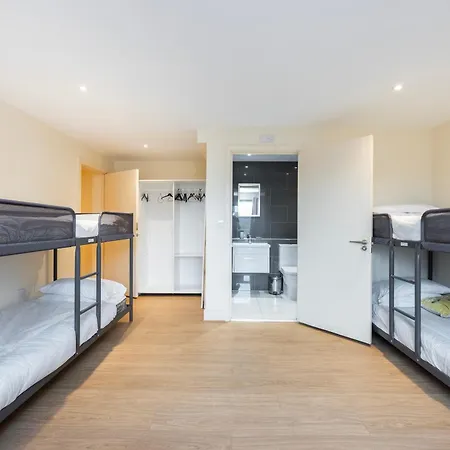 Heads On Bed -canary Wharf Docklands For The Larger Groups *