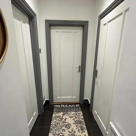 Stylish 1 Bedroom In Central Apartment