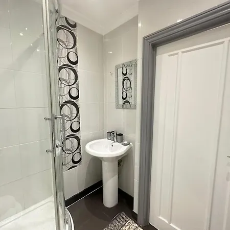 Stylish 1 Bedroom In Central Apartment *