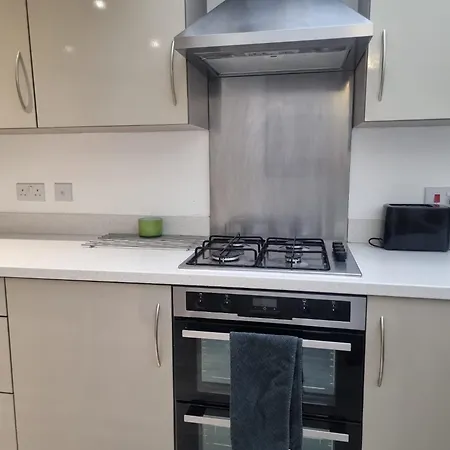 Homestay Common- Double Bedroom With En-suite With Private Lounge In Shared Town House