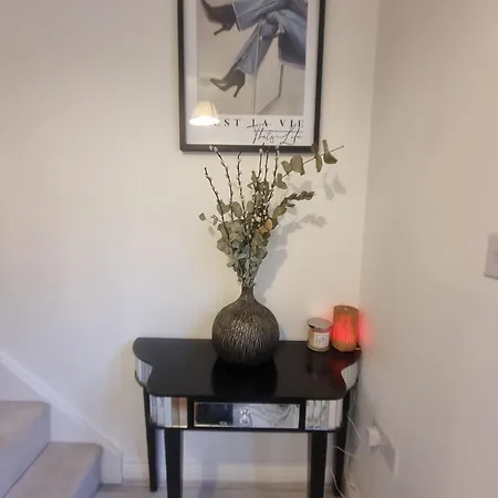 Common- Double Bedroom With En-suite With Private Lounge In Shared Town House