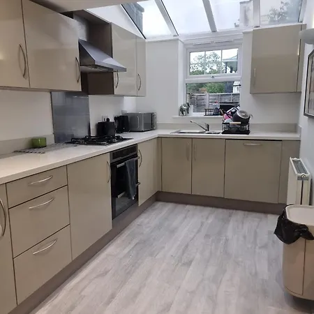 Common- Double Bedroom With En-suite With Private Lounge In Shared Town House Homestay *