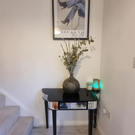 Homestay Common- Double Bedroom With En-suite With Private Lounge In Shared Town House Bromley