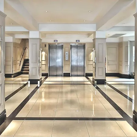 South Kensington, Piccolo Paradiso *