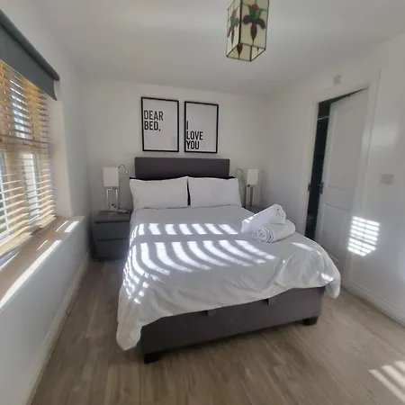 Common- Double Bedroom With En-suite With Private Lounge In Shared Town House Homestay *