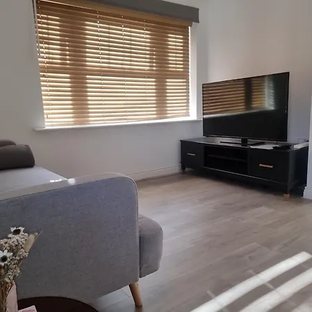 Homestay Common- Double Bedroom With En-suite With Private Lounge In Shared Town House