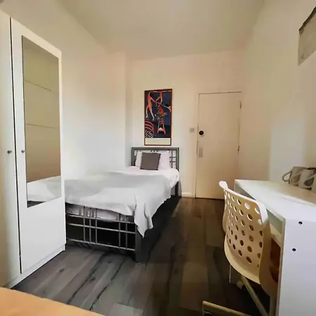 Gray's Road Apartment *