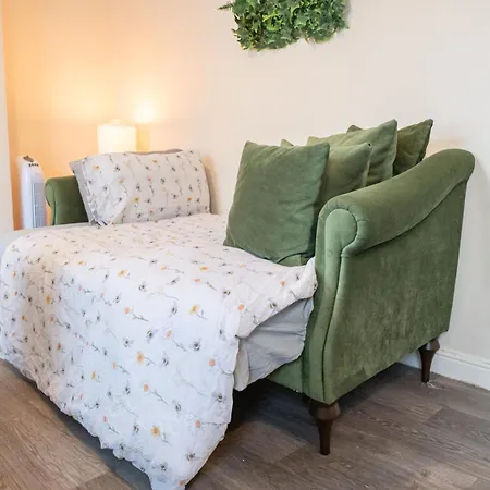 4 Bedroom Flat With High Speed Wi-fi In North Acton, Ealing, West لندن