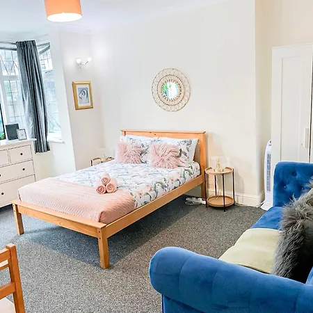 Cosy Near Hampstead Heath With Free On-site Parking & Private Gardens, Golders Green Appartamento Londra