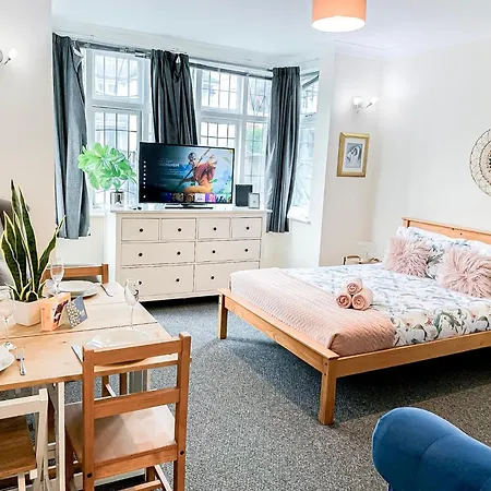 Cosy Near Hampstead Heath With Free On-site Parking & Private Gardens, Golders Green Appartamento *