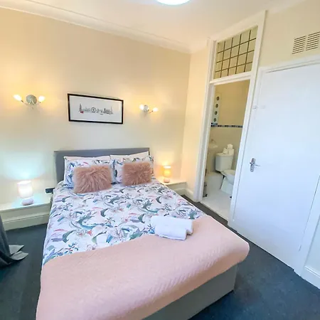Cosy Near Hampstead Heath With Free On-site Parking & Private Gardens, Golders Green Appartamento *