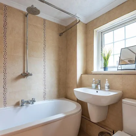 Spacious 3 Bedroom Whitechapel - 9 Mins From Tower Bridge With Free Parking & Garden * Londres