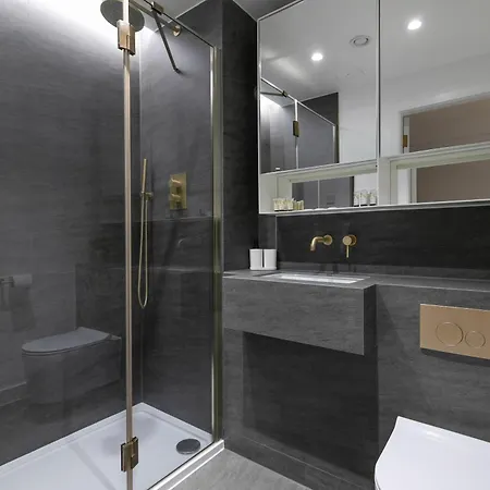Kings Cross - Luxury 3 Bed Apartment, Private Balcony * London