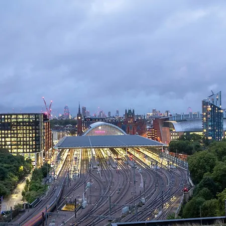 Kings Cross - Luxury 3 Bed Apartment, Private Balcony