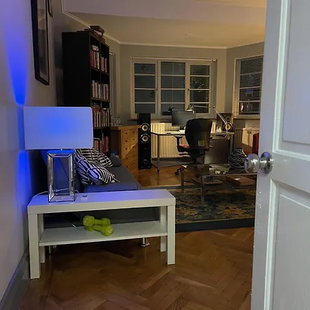 Large Double Bedroom 10 Minutes To Guest house *