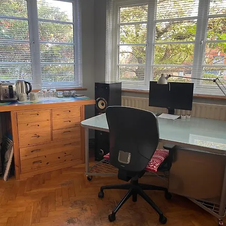 Large Double Bedroom 10 Minutes To Guest house *