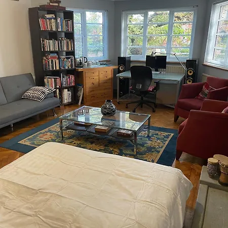 Large Double Bedroom 10 Minutes To * London