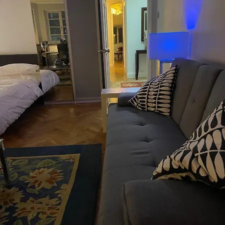 Guest house Large Double Bedroom 10 Minutes To *