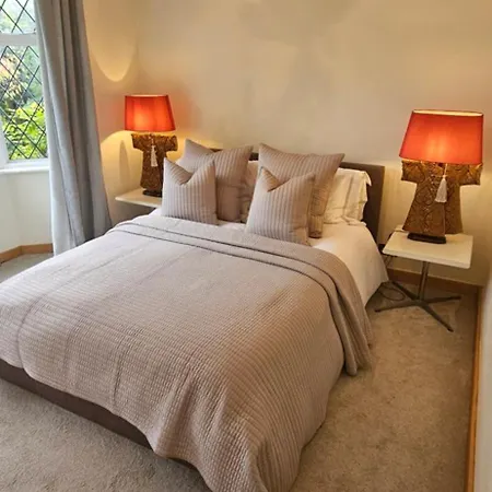 Stunning 5 Bedroom Putney House Holiday home *