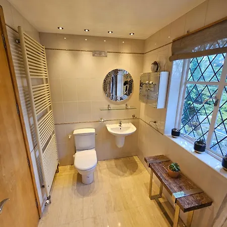 Stunning 5 Bedroom Putney House *