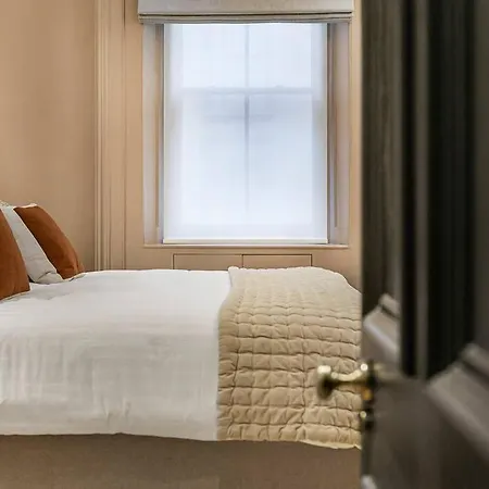 Ultra Luxury Holland Park Apartment *