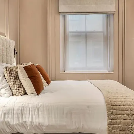 Ultra Luxury Holland Park Apartment *
