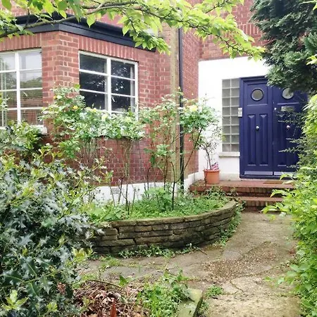 Large Double Bedroom 10 Minutes To