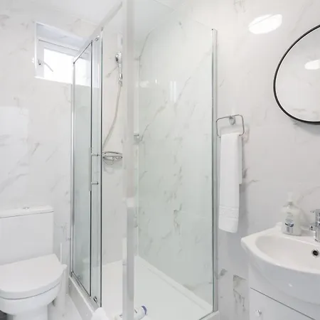 Гостевой дом Studio9 - Next To Emirates Stadium - Budget With Shared Bathroom *