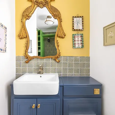 Holiday home Blossom House New 3bed House In Barons Court