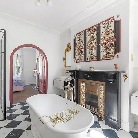 Blossom House New 3bed House In Barons Court Holiday home *